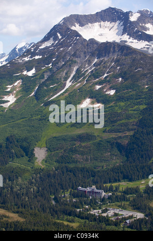 Luftaufnahme des Mount Alyeska und die Stadt Girdwood in Yunan Alaska, Sommer Stockfoto