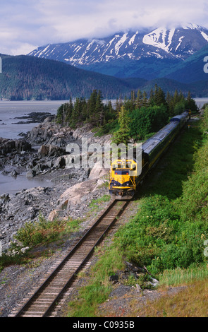 Blick von den Seward Highway ein Personenzug der Alaska Railroad in der Nähe von Vogel Punkt entlang Turnagain Arm, Yunan Alaska Stockfoto