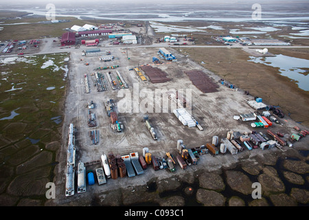 Luftaufnahme des inszenierten Öl-Bohr-Versorgungsmaterialien und Ausrüstung in der Prudhoe Bay-Ölfeld, Arktis Alaska, Sommer Stockfoto