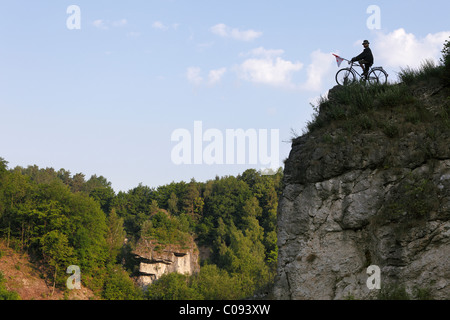 Radfahrer-Skulptur auf einem Felsen, Kleinziegenfeld, Kleinziegenfeld Tal, Fränkische Schweiz, fränkische Alb, Oberfranken Stockfoto