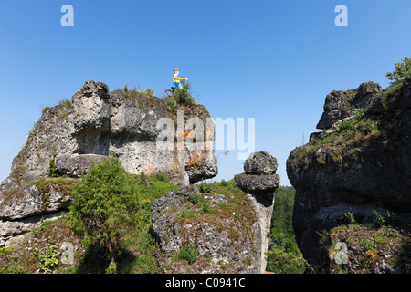 Klippe mit einer Radfahrer-Skulptur über Oberailsfeld, Ailsbachtal Tal, Fränkische Schweiz, fränkische Alb, Oberfranken Stockfoto