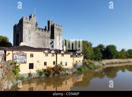 Bunratty Castle und Durty Nelly Restaurant, County Clare, Irland, britische Inseln, Europa Stockfoto