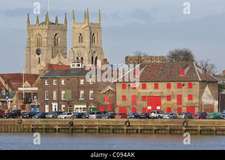 Teil der Uferpromenade in King's Lynn auf den Fluss Great Ouse, mit St-Margarethen Kirche im Hintergrund. Stockfoto