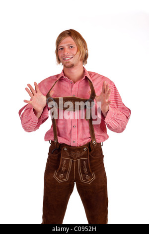 Bayerischen Mann mit Oktoberfest Lederhosen (Lederhose) hält Hosenträger Stockfoto