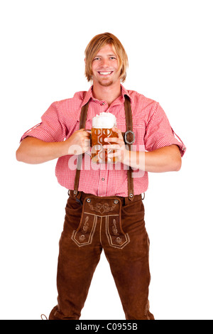 Glücklicher lächelnder Mann mit Lederhosen (Lederhose) hält Oktoberfest Bierkrug Stockfoto