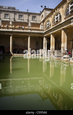 Großbritannien-ca. 2010: Menschen an die Roman Baths in Bath, England, Juli 2010. Stockfoto