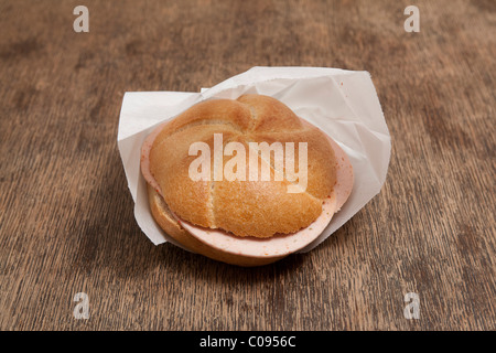 Bologna-Sandwich in Papier eingewickelt Stockfoto