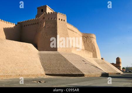 Historische Stadtmauer in der Nähe von Ota Darvoza Stadttor, Chiwa, Chiva, Seidenstraße, UNESCO-Weltkulturerbe, Usbekistan, Zentralasien Stockfoto