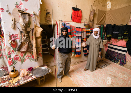 Tuareg in einen Souvenir-Shop in der Altstadt von Ghat, Libyen, Afrika Stockfoto