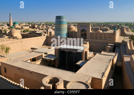 Blick über Ichan Kala der historischen Adobe Stadt Chiwa, Chiva, Seidenstraße, UNESCO-Weltkulturerbe, Usbekistan, Zentralasien Stockfoto