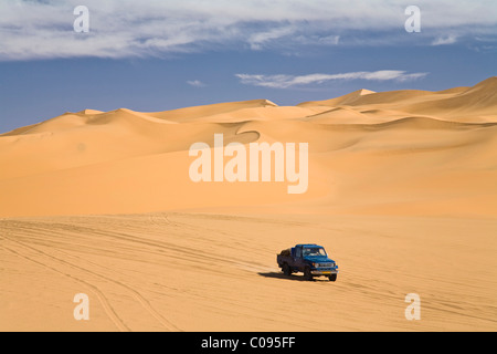 Jeep in die libysche Wüste, Libyen, Sahara, Nordafrika, Afrika Stockfoto