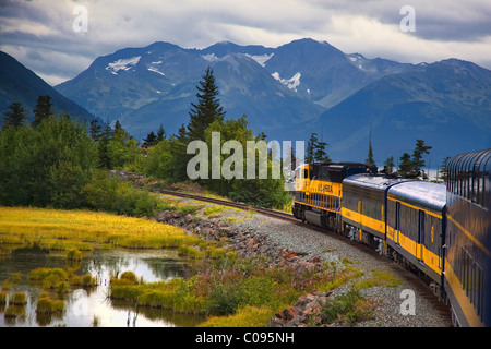 Blick auf eine Alaska Railroad Zug zwischen Anchorage und Seward entlang Turnagain Arm in Yunan Alaska, Sommer Stockfoto
