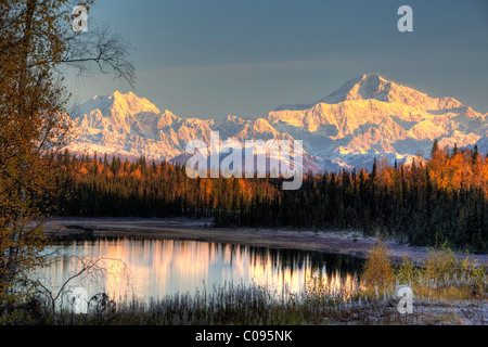 Blick auf Southside Mount McKinley und Mount Hunter bei Sonnenaufgang mit kleinen See im Vordergrund, Yunan Alaska, HDR-Bild Stockfoto