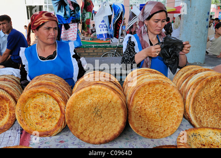 Usbekische Frauen verkaufen traditionelle Fladenbrot, Margilan, Fergana-Tal, Usbekistan, Zentralasien Stockfoto