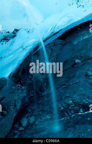 Nahaufnahme des schmelzenden Eis Wasser gießen aus Kolonie Gletscher, Yunan Alaska, Herbst Stockfoto