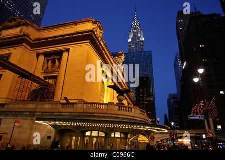 Nachtaufnahme, links Grand Central Station, hinten das Chrysler Building, Manhattan, New York City, New York, USA Stockfoto