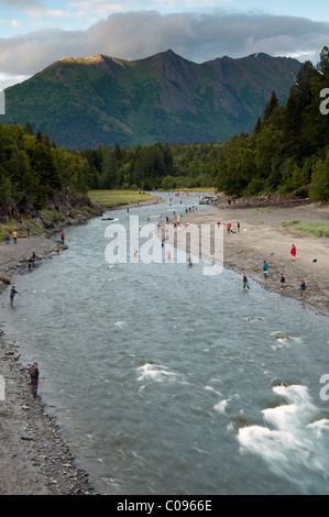 Sportfischer bekämpfen Angeln zum laichen Lachse in Bird Creek entlang des Turnagain Arm, Yunan Alaska, Sommer Stockfoto