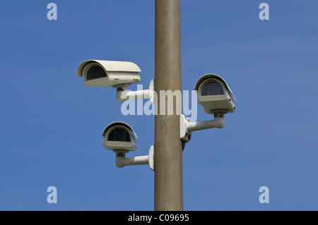 Drei Überwachungskameras auf einem Pfosten verschiedenen Blickrichtungen, Straße Überwachung Stockfoto