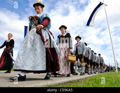 Parade in traditionellen Kostümen in Baiernrain, Landkreis Bad Tölz-Grafschaft, Upper Bavaria, Bayern, Deutschland, Europa Stockfoto