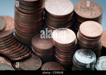 viele farbige Kupfermünzen gesammelt Stockfoto