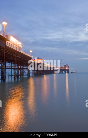 Pier von Brighton England mit wunderschönen Sonnenuntergang im Winter und Licht spiegelt sich im Meer Stockfoto