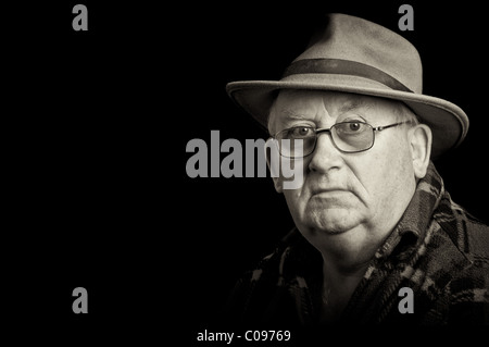 Foto senior männlich im Ruhestand, trägt Brille und Hut Stockfoto