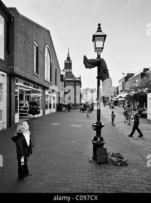 Straße Entertainer Flötenspiel, während hängen von einer Lampe Post, Lewes, Sussex, England Stockfoto