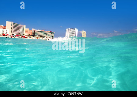 Cancun Karibik Meerblick Welle mit türkisblauem Wasser Stockfoto