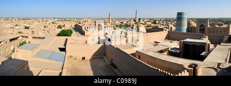 Blick über den historischen Adobe Stadt Chiwa, Chiva, Seidenstraße, UNESCO-Weltkulturerbe, Usbekistan, Zentralasien Stockfoto