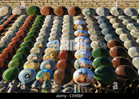 Usbekische Töpferei in einen Souvenir-Shop von Buchara, Buchara, Unesco World Heritage Site, Usbekistan, Zentralasien Stockfoto