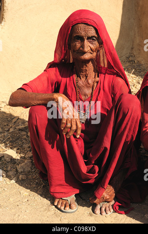 Alte Frau sitzt in einem Dorf, Thar-Wüste, Rajasthan, Indien, Asien Stockfoto