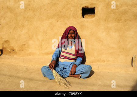 Frau mit einem Besen vor einem Haus, Thar-Wüste, Rajasthan, Indien, Asien Stockfoto