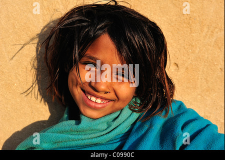 Porträt der ein kleines Mädchen, 8 Jahre, Thar-Wüste, Rajasthan, Indien, Asien Stockfoto