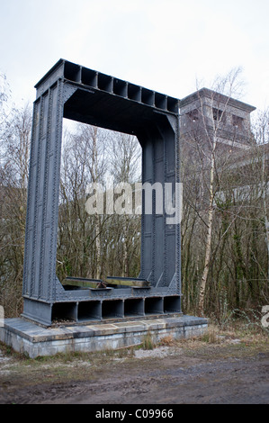 Das Britannia Brücke Denkmal mit der Eisenbahn & Straße Brücke die Menaistraße in Hintergrund, Wales, Großbritannien Stockfoto