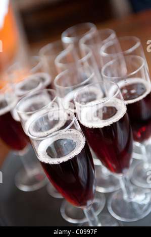 Eine Präsentation der Gläser gefüllt mit Sekt rosé-Wein Stockfoto