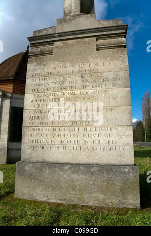 Stein Pier mit einer Geschichte von Runnymede eingeschrieben, neben einem Kiosk Lutyens Fairhaven Memorial Denkmal. Runnymede, UK. Stockfoto