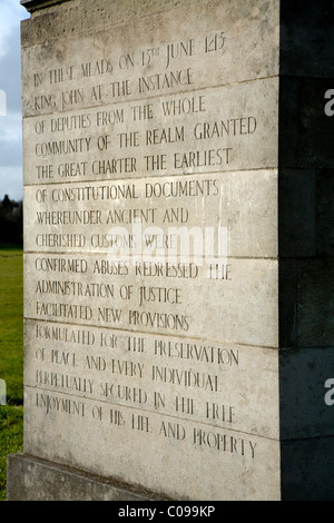 Stein Pier mit einer Geschichte von Runnymede eingeschrieben, neben einem Kiosk Lutyens Fairhaven Memorial Denkmal. Runnymede, UK. Stockfoto