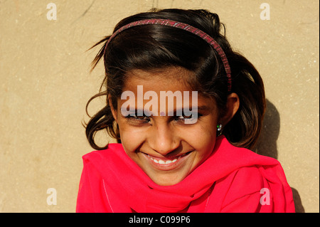 Porträt der ein kleines Mädchen, etwa neun Jahre, Thar-Wüste, Rajasthan, Indien, Indien, Nordasien Stockfoto