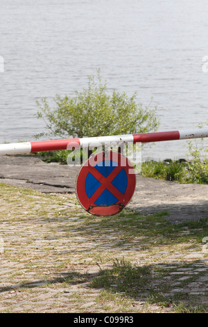 Schranke mit keine Parkplatz-Schild Stockfoto