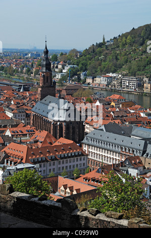 Blick von der Burg über Heidelberg mit Heiligen-Geist-Kirche und dem Neckar, Schlosshof, Heidelberg, Baden-Württemberg Stockfoto