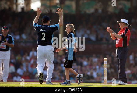 Michael Parkinson gratuliert Aiden Buchanan, 13 von Victoria, die Familie in die Buschfeuer verloren als er Steve Waugh entlässt. Stockfoto