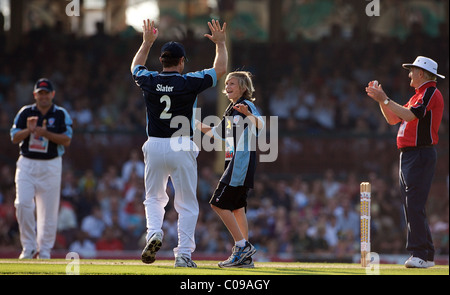 Michael Parkinson gratuliert Aiden Buchanan, 13 von Victoria, die Familie in die Buschfeuer verloren als er Steve Waugh entlässt. Stockfoto