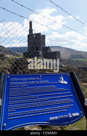 Zeichen Sie vor der Ruine des Maschinenraums des Kessels mir Allihies, Slieve Miskish Berge, Beara Halbinsel, County Stockfoto