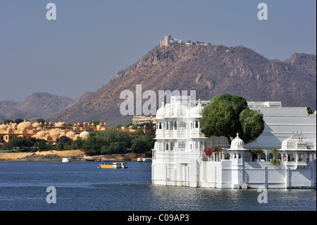 Teilansicht des Lake Palace Hotel am Lake Pichola, ehemalige Sommerpalast des Maharaja von Udaipur, Udaipur, Rajasthan, Indien Stockfoto