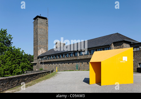 Ehemalige NS-Ordensburg, moderne Design-Objekt mit einem Gateway und dem Logo Vogelsang IP International Platz im Nationalpark Eifel Stockfoto