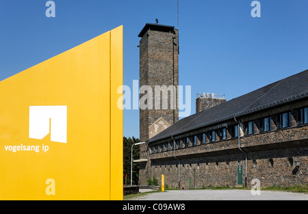 Ehemalige NS-Ordensburg, moderne Design-Objekt mit einem Gateway und dem Logo Vogelsang IP International Platz im Nationalpark Eifel Stockfoto