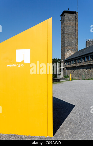 Ehemalige NS-Ordensburg, moderne Design-Objekt mit einem Gateway und dem Logo Vogelsang IP International Platz im Nationalpark Eifel Stockfoto