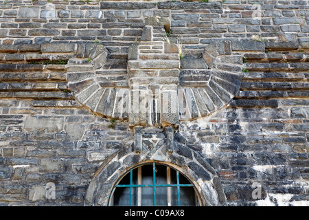 Adler-Relief auf der Treppe zum Adlerhof Hof, ehemalige NS-Ordensburg Vogelsang, internationalen Platz im Nationalpark Eifel Stockfoto