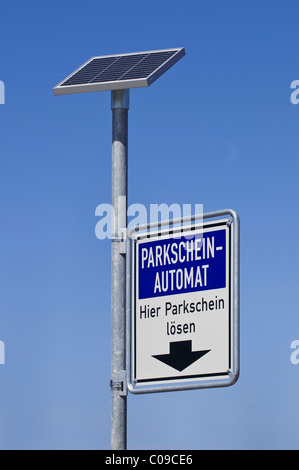 Solar-Panels eine Parkuhr mit einem Schild an einem Mast Stockfoto