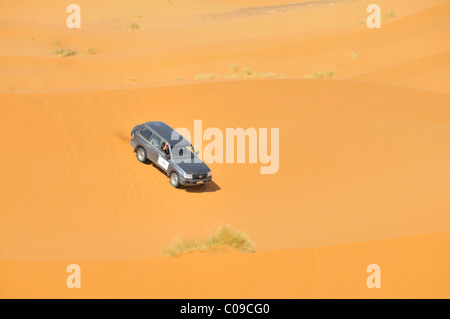 Off-Road-Fahrzeug in die Sanddünen, Erg Chebbi, Marokko, Afrika Stockfoto